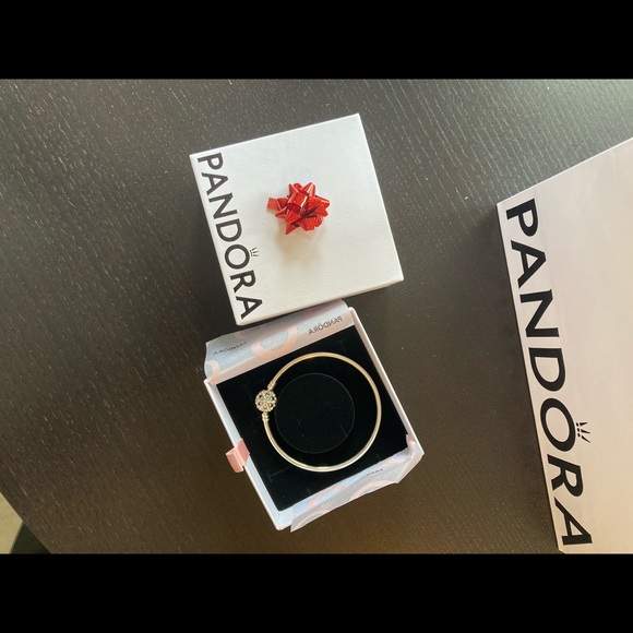 Pandora Moments Sparkling Snowflake Clasp Bangle - Picture 2 of 7